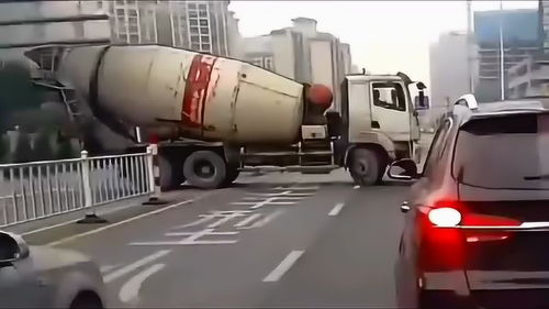 任性變道惹禍端，后車司機苦不堪言